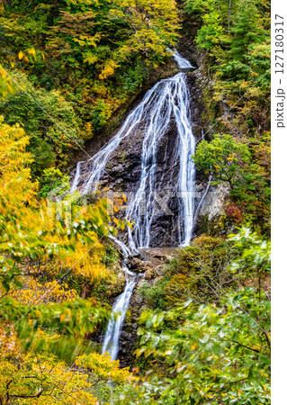 山形　黄葉の七ツ滝 127180317