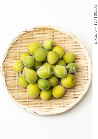 白背景に梅の実 白背景に梅の実 127180331