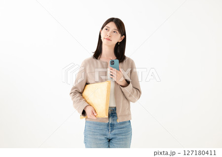 スマートフォンを持つ女性 127180411