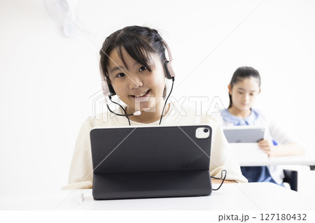 タブレットを使う女子児童 127180432