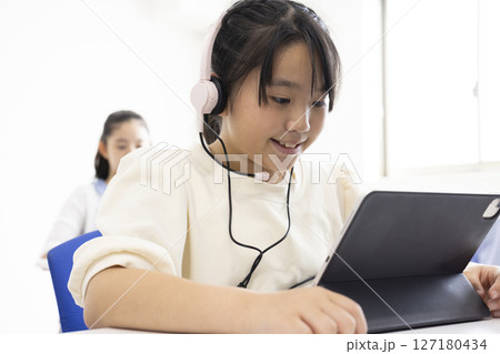 タブレットを使う女子児童 タブレットを使う女子児童 127180434