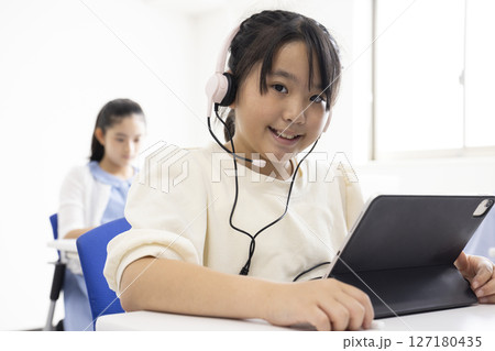 タブレット学習をする女の子 127180435