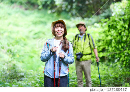 ハイキング トレッキング シニア 散歩 登山 ハイキング トレッキング シニア 散歩 登山 127180437