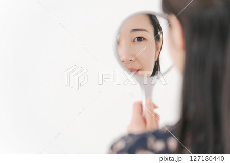 鏡を見る女性 127180440