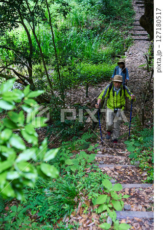 ハイキング　トレッキング　シニア　散歩　登山 127180517