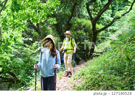 ハイキング　トレッキング　シニア　散歩　登山 127180528
