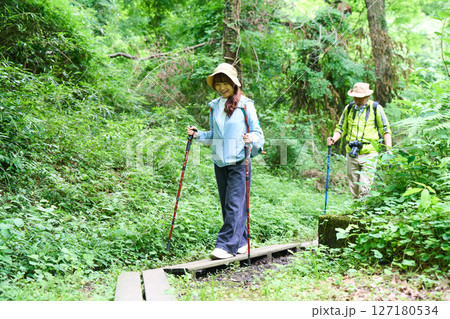 ハイキング　トレッキング　シニア　散歩　登山 127180534