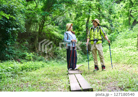 ハイキング　トレッキング　シニア　散歩　登山 127180540