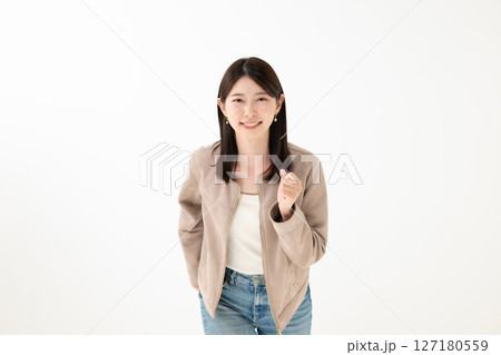 走るポーズをとる女性 127180559