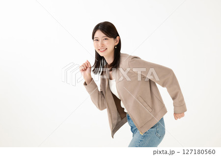 走るポーズをとる女性 127180560