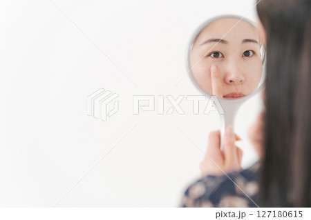 鏡に映る女性のフェイスパーツ 鏡に映る女性のフェイスパーツ 127180615