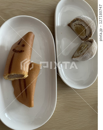 おしゃれな白い皿の上に季節の和菓子 127180747