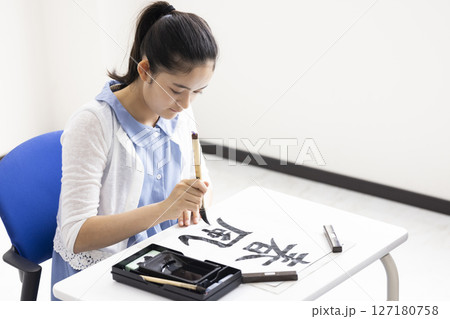 書道をする女の子 書道をする女の子 127180758