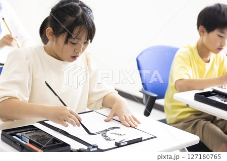 書道をする子ども 書道をする子ども 127180765