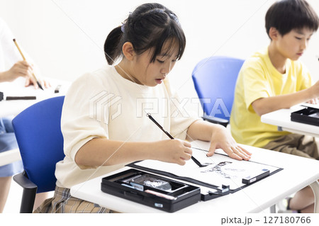 書道をする子ども 127180766