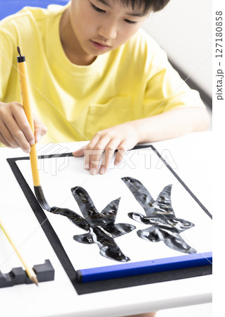 書道をする子ども 書道をする子ども 127180858