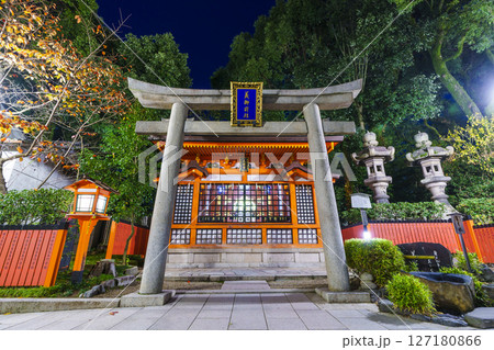 京都　夜の八坂神社　美御前社 127180866
