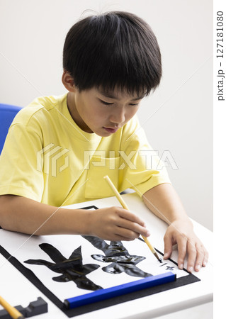 書道をする子ども 127181080
