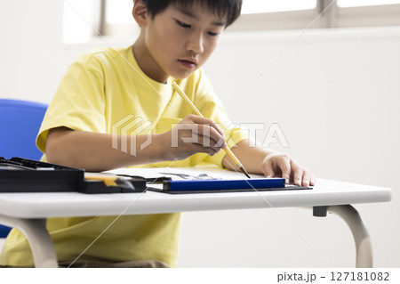 書道をする子ども 書道をする子ども 127181082