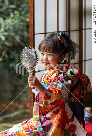 七五三7歳の着物のかわいい女の子 127181147