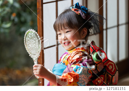 七五三7歳の着物のかわいい女の子 127181151