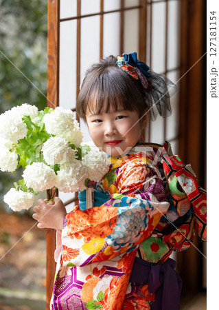 七五三7歳の着物のかわいい女の子 七五三7歳の着物のかわいい女の子 127181154