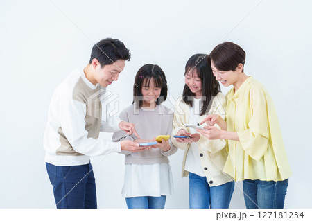 スマートフォンを見せながら使う親子　白バック 127181234