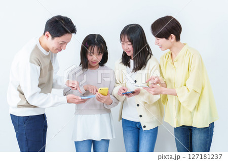 スマートフォンを見せながら使う親子　白バック 127181237