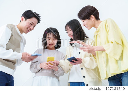 スマートフォンを見せながら使う親子 白バック スマートフォンを見せながら使う親子 白バック 127181240