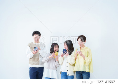 スマートフォンを使う親子　白バック 127181537