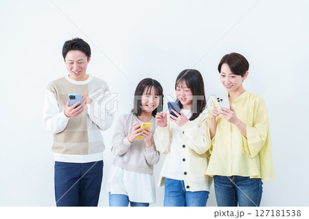 スマートフォンを使う親子　白バック 127181538