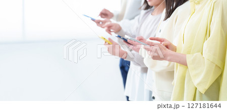 スマートフォンを使う親子の手元 127181644