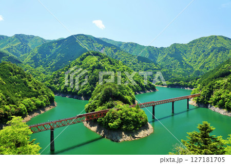 静岡県　青空の奥大井湖上駅 127181705