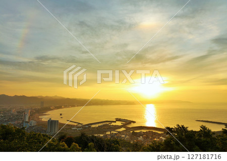 千葉県　鴨川市の海と夜明けの太陽 127181716