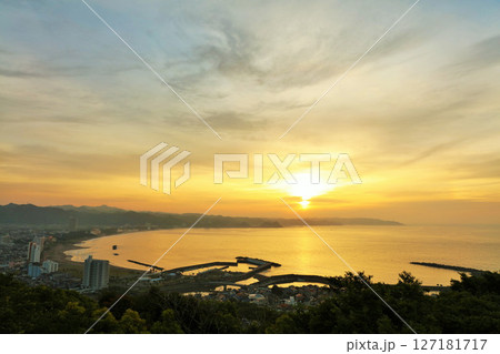 千葉県　鴨川市の海と夜明けの太陽 127181717