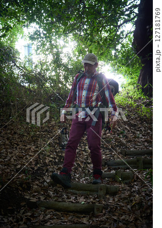 ハイキング 登山 山登り シニアキャンパー 夕暮れ ソロキャンプ シニア ハイキング 登山 山登り シニアキャンパー 夕暮れ ソロキャンプ シニア 127181769