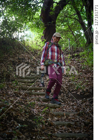 ハイキング　登山　山登り　シニアキャンパー　夕暮れ　ソロキャンプ　シニア 127181771