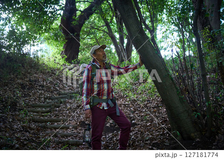 ハイキング　登山　山登り　シニアキャンパー　夕暮れ　ソロキャンプ　シニア 127181774