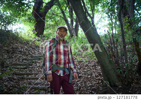 ハイキング　登山　山登り　シニアキャンパー　夕暮れ　ソロキャンプ　シニア 127181778