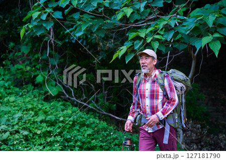 ハイキング　登山　山登り　シニアキャンパー　夕暮れ　ソロキャンプ　シニア 127181790