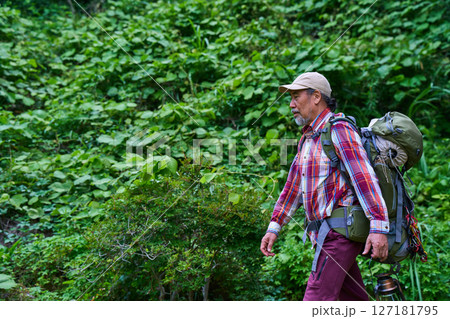 ハイキング　登山　山登り　シニアキャンパー　夕暮れ　ソロキャンプ　シニア 127181795