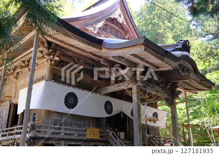 戸隠神社宝光社の本殿と精緻な木造建築の装飾 127181935