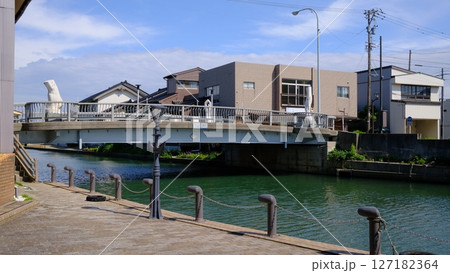 富山県射水市・内川に架かる山王橋と現代的な街並み 127182364