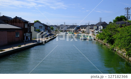 富山県射水市・内川の川沿いの町並みと係留された漁船の風景 富山県射水市・内川の川沿いの町並みと係留された漁船の風景 127182366