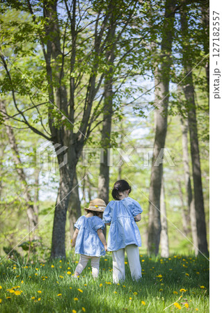 自然の中で遊ぶ子供たち 127182557