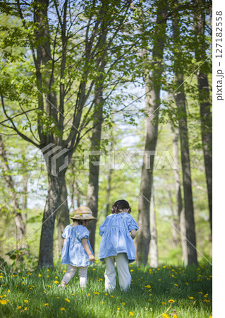 自然の中で遊ぶ子供たち 127182558