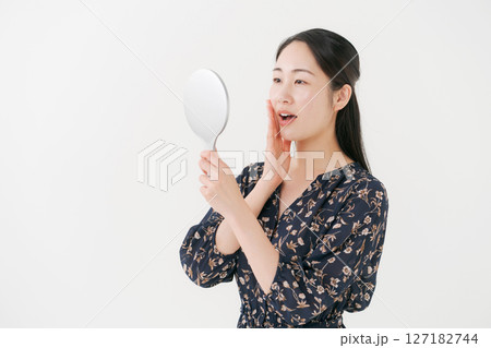 鏡を見る若い女性 鏡を見る若い女性 127182744