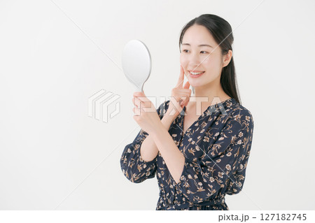 鏡を見る若い女性 127182745