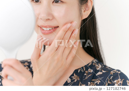鏡を見る若い女性 鏡を見る若い女性 127182746