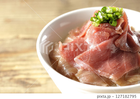 鮪の赤身と中トロの丼ぶり 鮪の赤身と中トロの丼ぶり 127182795